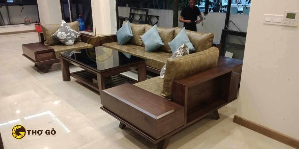Mẫu sofa được thiết kế với các tạp và hốc để đồ vô cùng tiện nghi